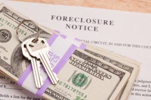Michigan condominium foreclosure notice with house keys on stacked cash.